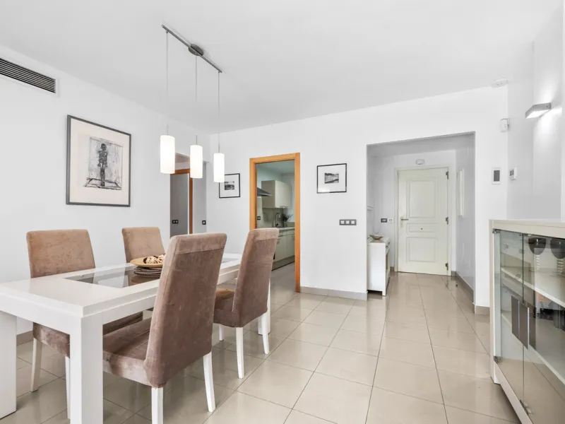 Located in the sought-after urbanisation Cortijo del Mar, this bright and well-presented 2-bedroom, 2-bathroom ground-floor apartment offers comfort, privacy, and excellent rental potential.