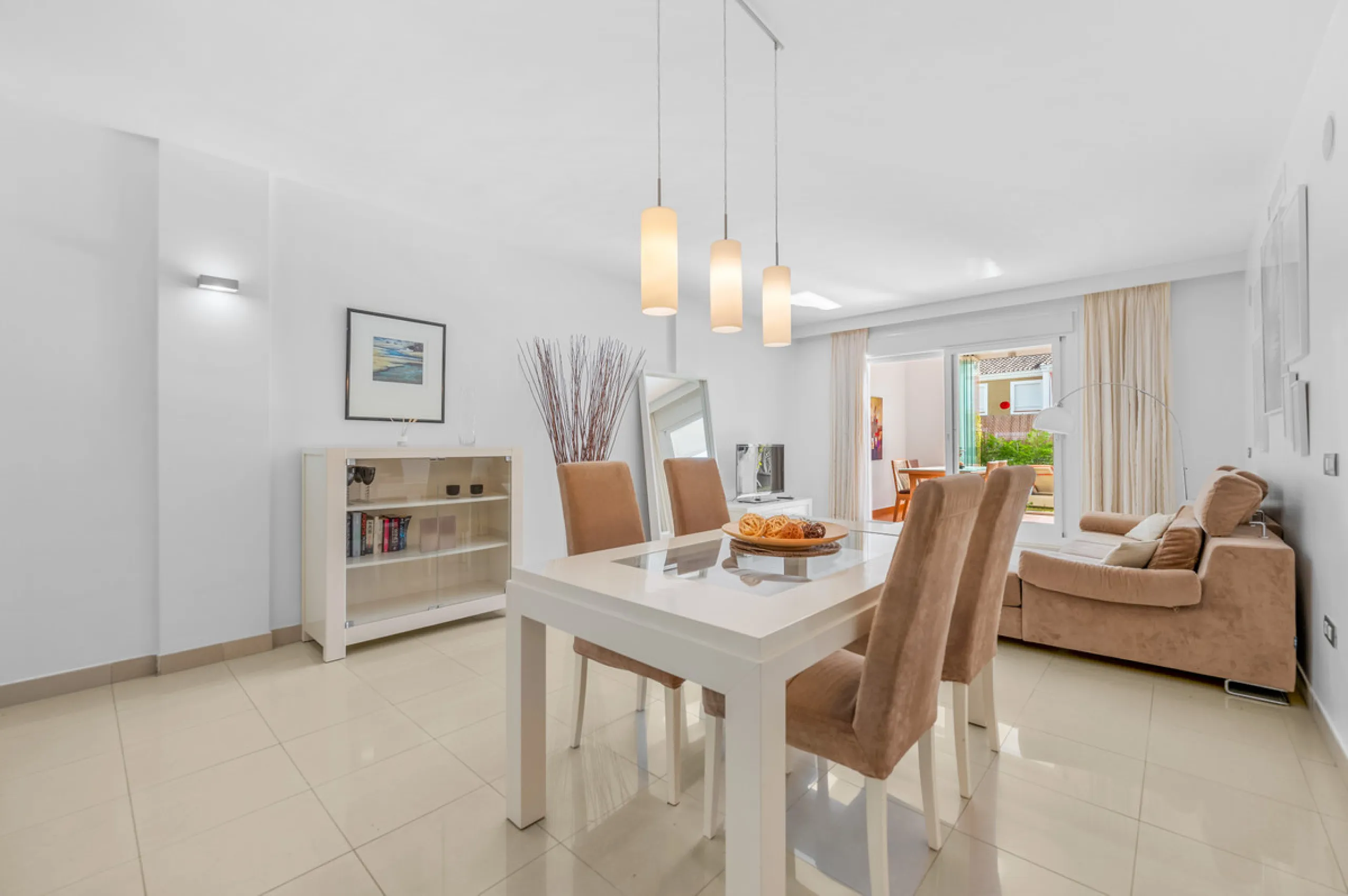 Located in the sought-after urbanisation Cortijo del Mar, this bright and well-presented 2-bedroom, 2-bathroom ground-floor apartment offers comfort, privacy, and excellent rental potential.