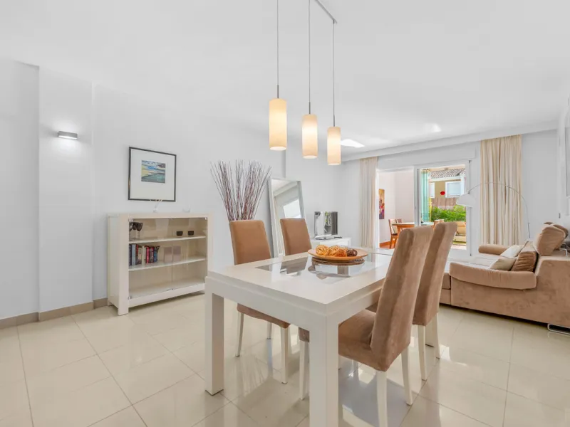 Located in the sought-after urbanisation Cortijo del Mar, this bright and well-presented 2-bedroom, 2-bathroom ground-floor apartment offers comfort, privacy, and excellent rental potential.