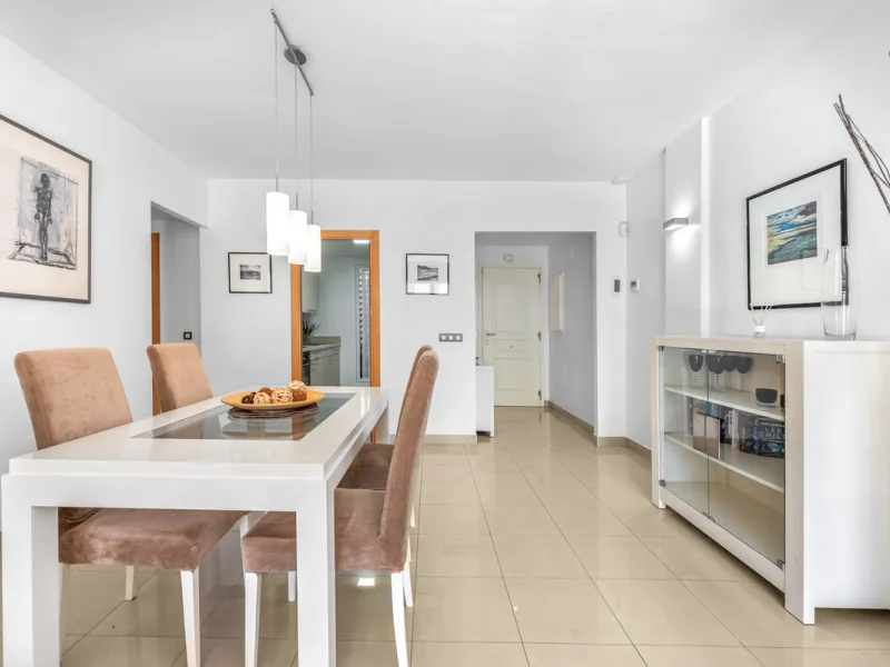 Located in the sought-after urbanisation Cortijo del Mar, this bright and well-presented 2-bedroom, 2-bathroom ground-floor apartment offers comfort, privacy, and excellent rental potential.