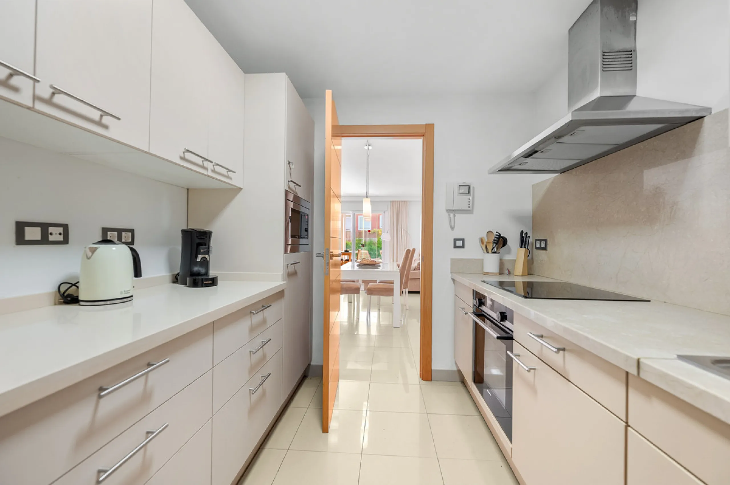 Located in the sought-after urbanisation Cortijo del Mar, this bright and well-presented 2-bedroom, 2-bathroom ground-floor apartment offers comfort, privacy, and excellent rental potential.