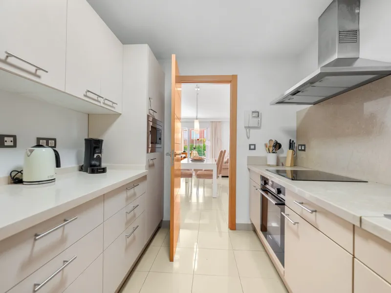 Located in the sought-after urbanisation Cortijo del Mar, this bright and well-presented 2-bedroom, 2-bathroom ground-floor apartment offers comfort, privacy, and excellent rental potential.