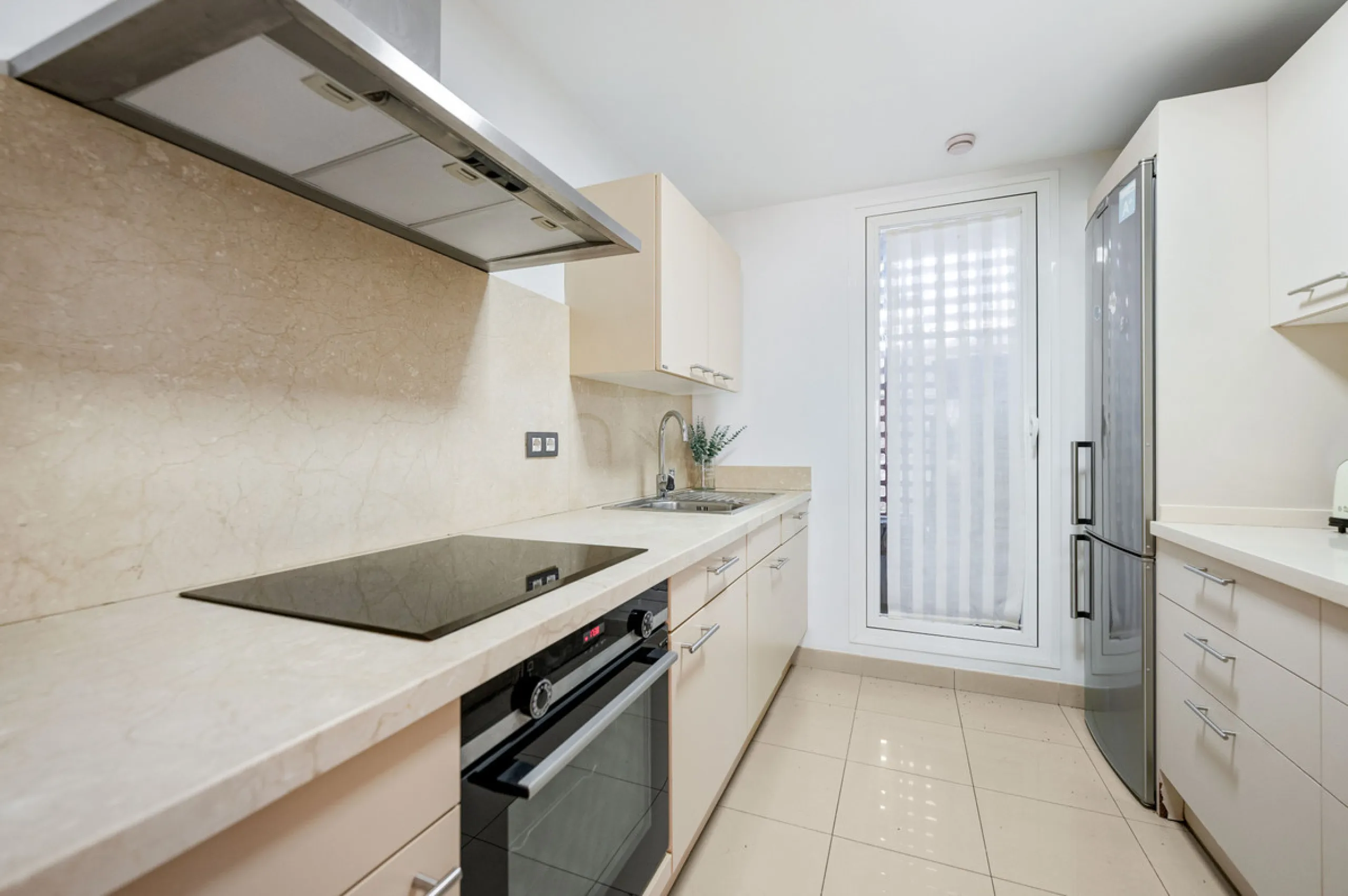 Located in the sought-after urbanisation Cortijo del Mar, this bright and well-presented 2-bedroom, 2-bathroom ground-floor apartment offers comfort, privacy, and excellent rental potential.