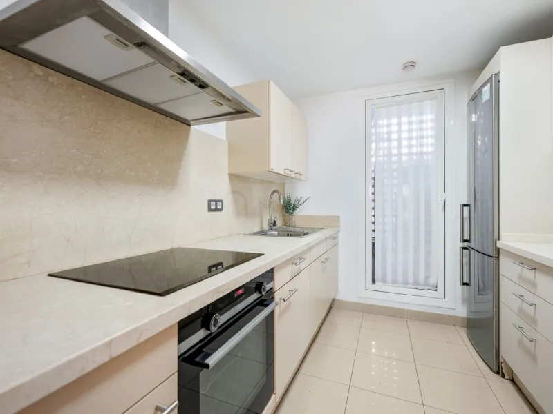 Located in the sought-after urbanisation Cortijo del Mar, this bright and well-presented 2-bedroom, 2-bathroom ground-floor apartment offers comfort, privacy, and excellent rental potential.