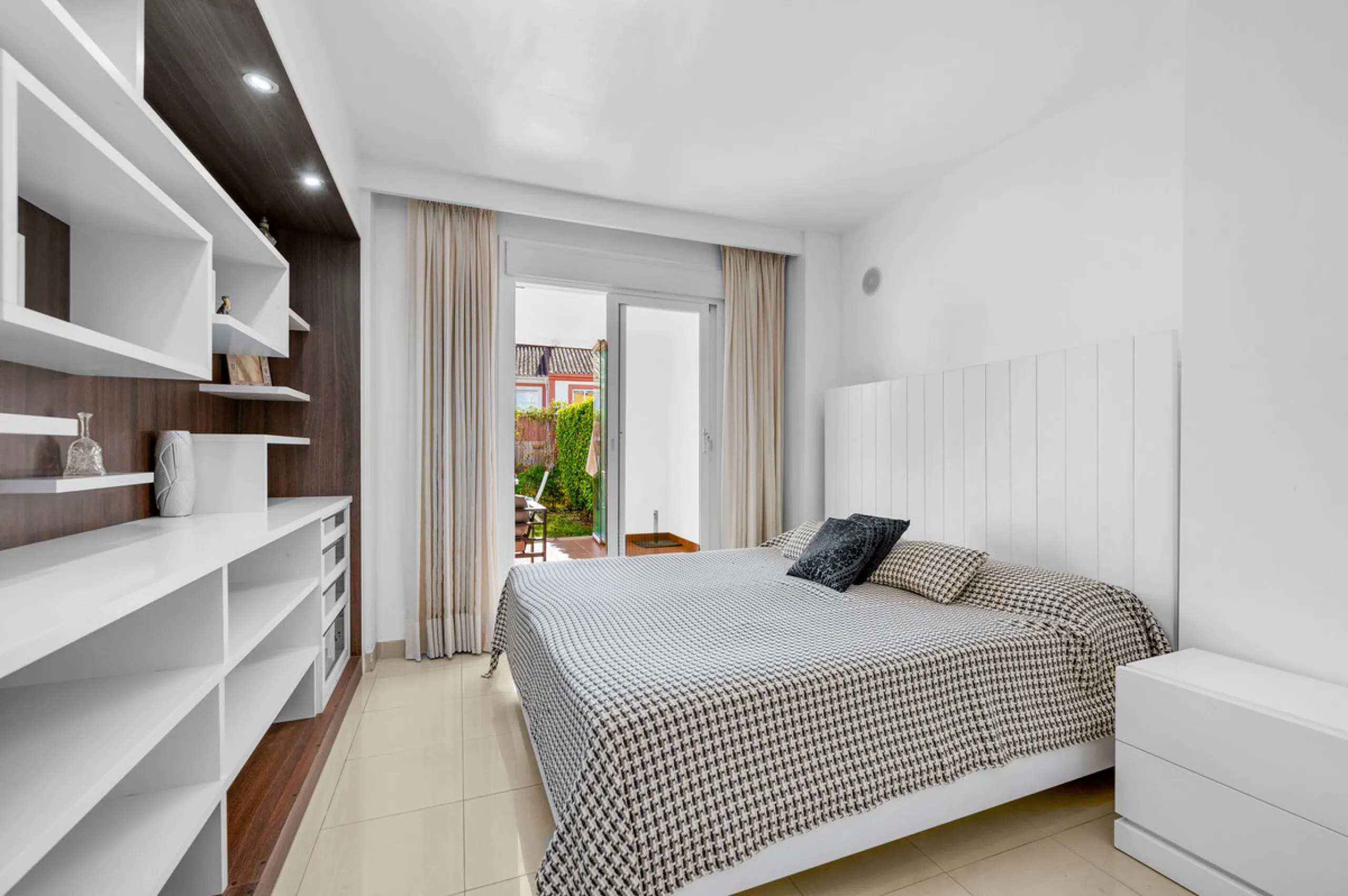 Located in the sought-after urbanisation Cortijo del Mar, this bright and well-presented 2-bedroom, 2-bathroom ground-floor apartment offers comfort, privacy, and excellent rental potential.