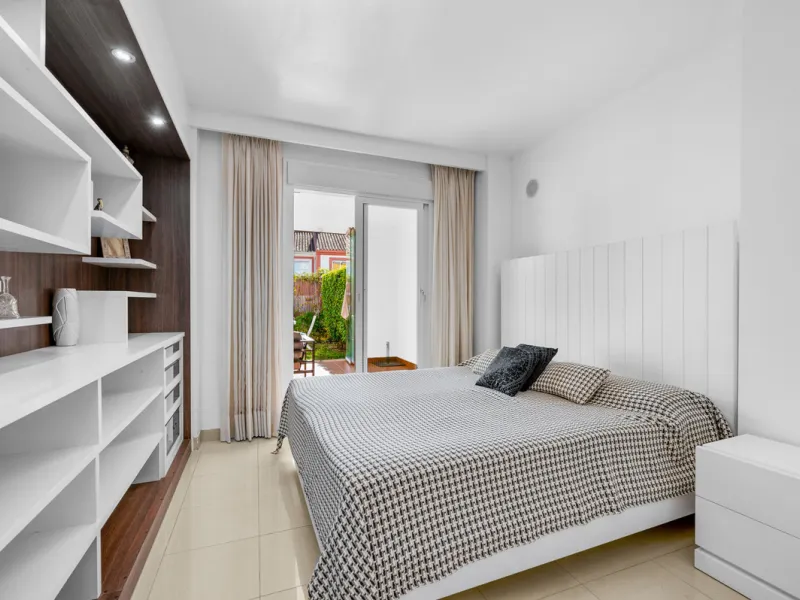 Located in the sought-after urbanisation Cortijo del Mar, this bright and well-presented 2-bedroom, 2-bathroom ground-floor apartment offers comfort, privacy, and excellent rental potential.
