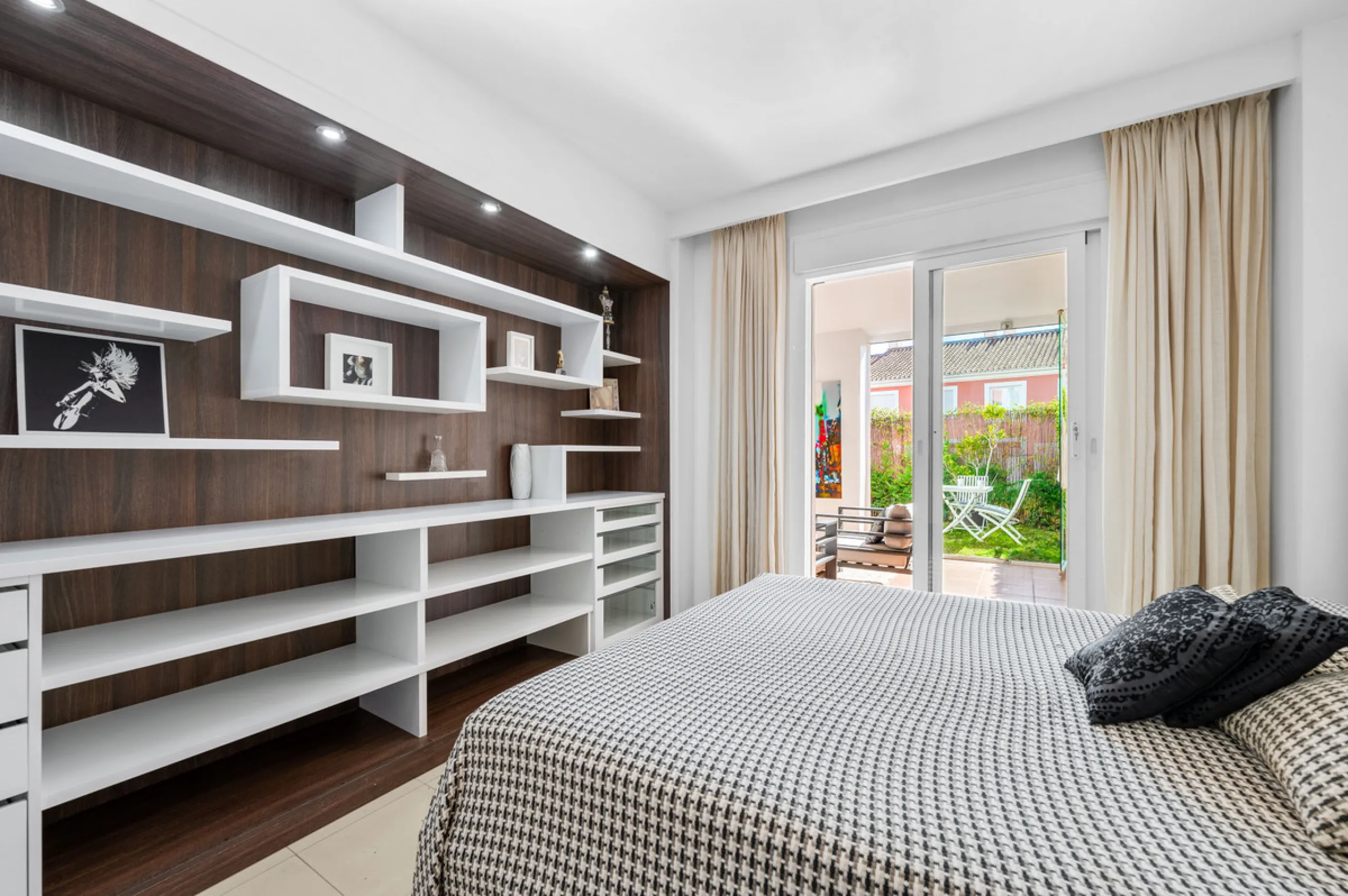 Located in the sought-after urbanisation Cortijo del Mar, this bright and well-presented 2-bedroom, 2-bathroom ground-floor apartment offers comfort, privacy, and excellent rental potential.