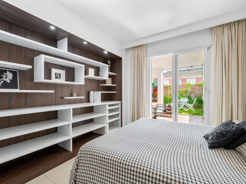 Located in the sought-after urbanisation Cortijo del Mar, this bright and well-presented 2-bedroom, 2-bathroom ground-floor apartment offers comfort, privacy, and excellent rental potential.