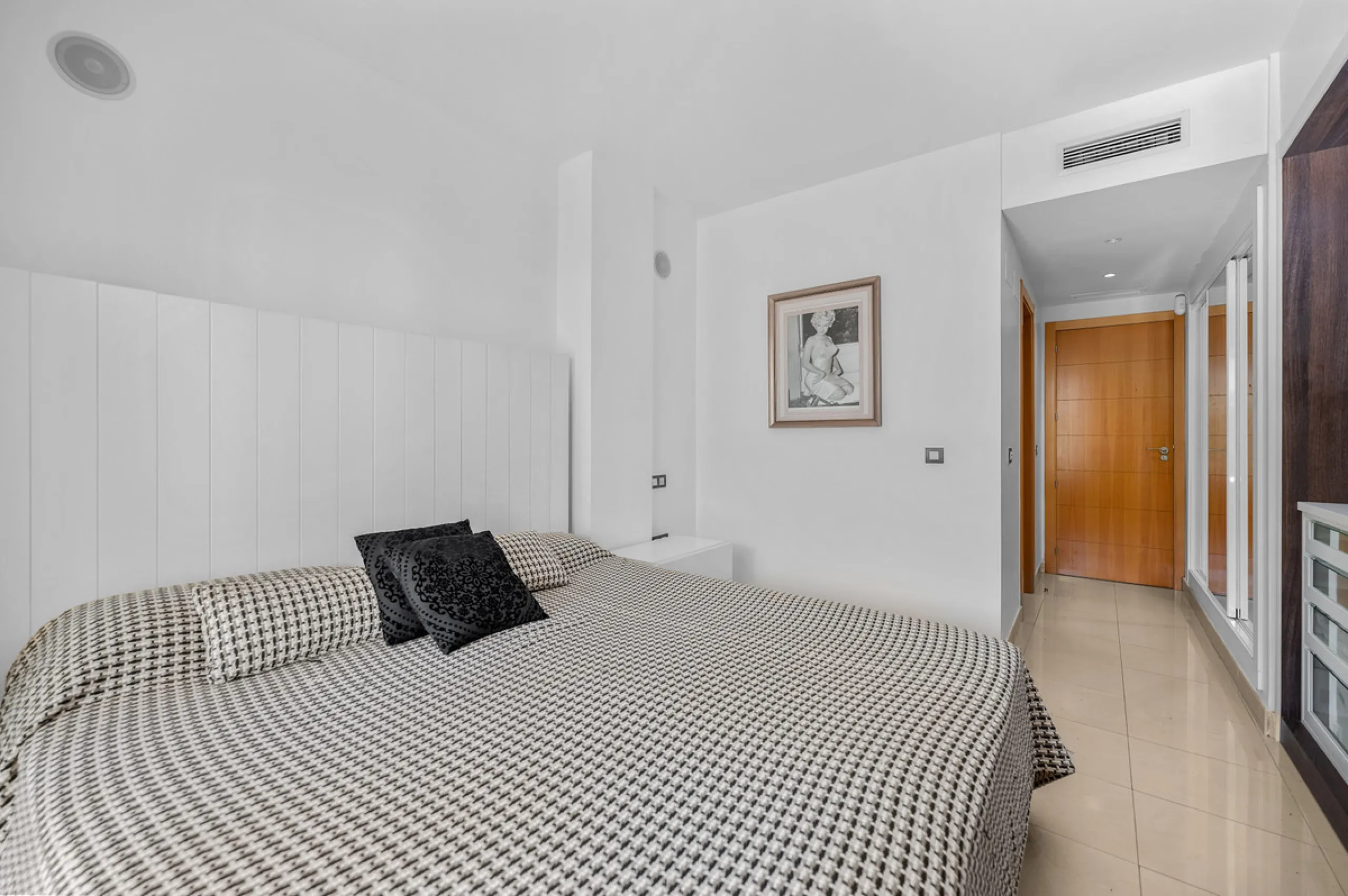 Located in the sought-after urbanisation Cortijo del Mar, this bright and well-presented 2-bedroom, 2-bathroom ground-floor apartment offers comfort, privacy, and excellent rental potential.