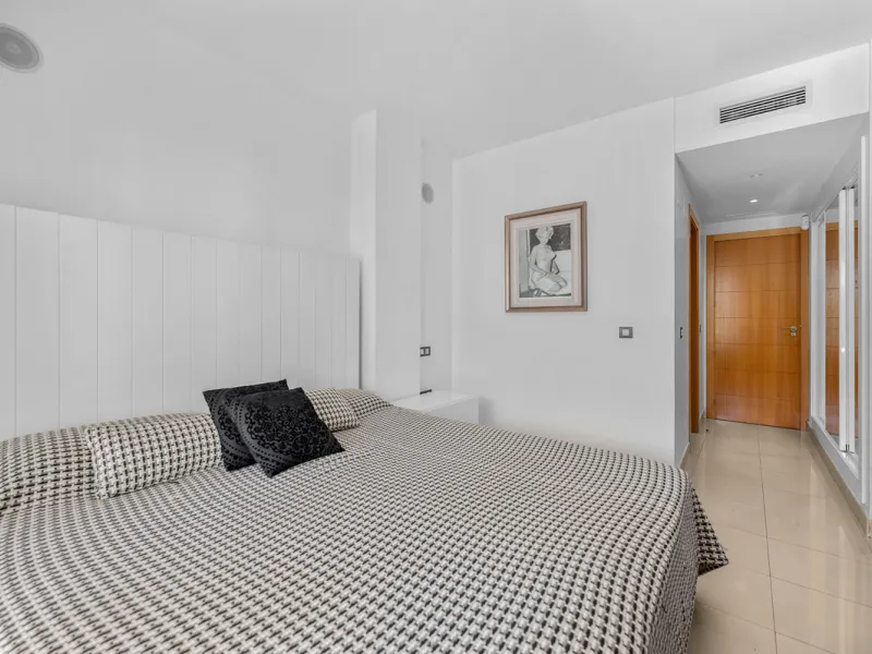 Located in the sought-after urbanisation Cortijo del Mar, this bright and well-presented 2-bedroom, 2-bathroom ground-floor apartment offers comfort, privacy, and excellent rental potential.
