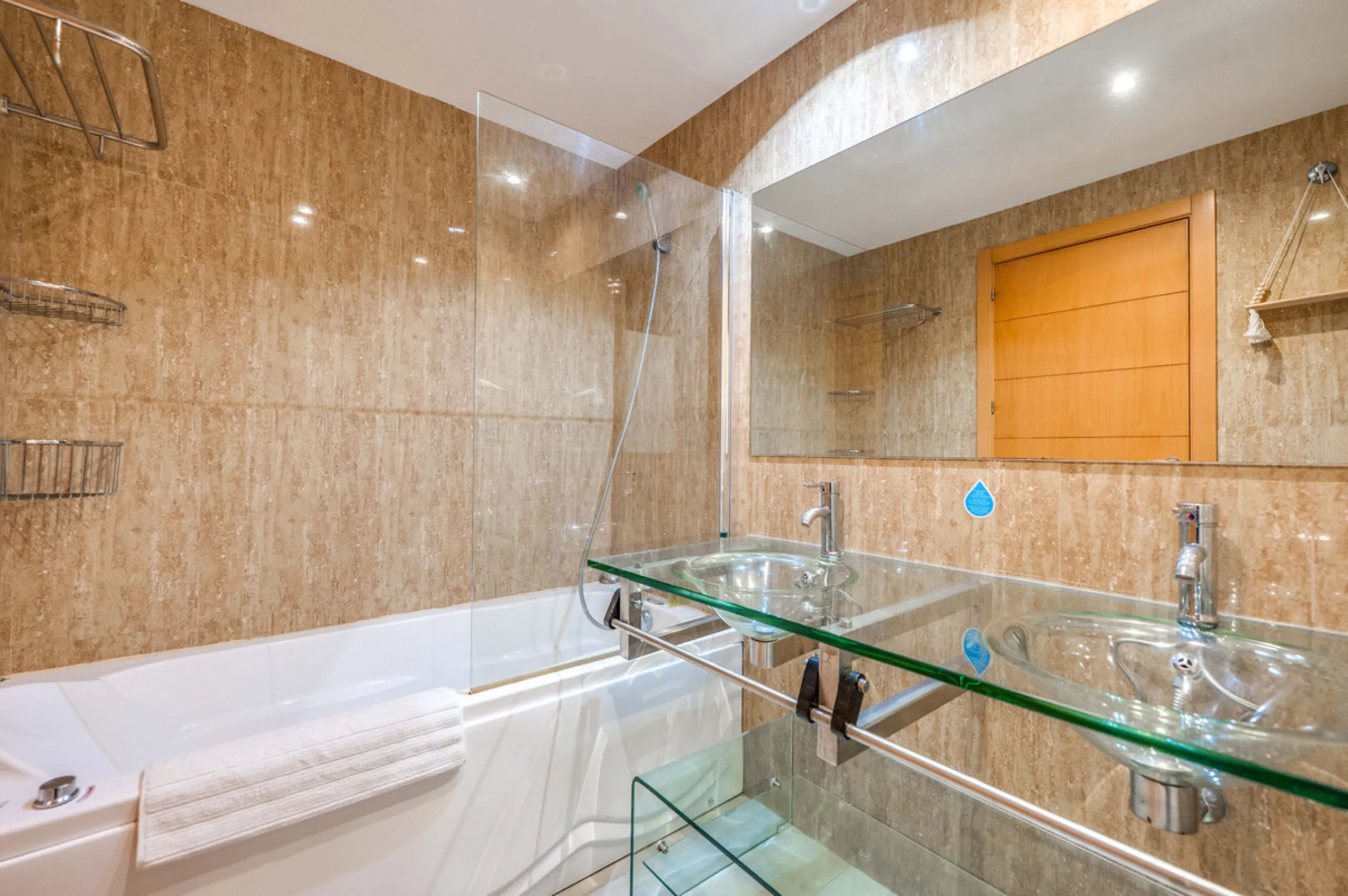 Located in the sought-after urbanisation Cortijo del Mar, this bright and well-presented 2-bedroom, 2-bathroom ground-floor apartment offers comfort, privacy, and excellent rental potential.