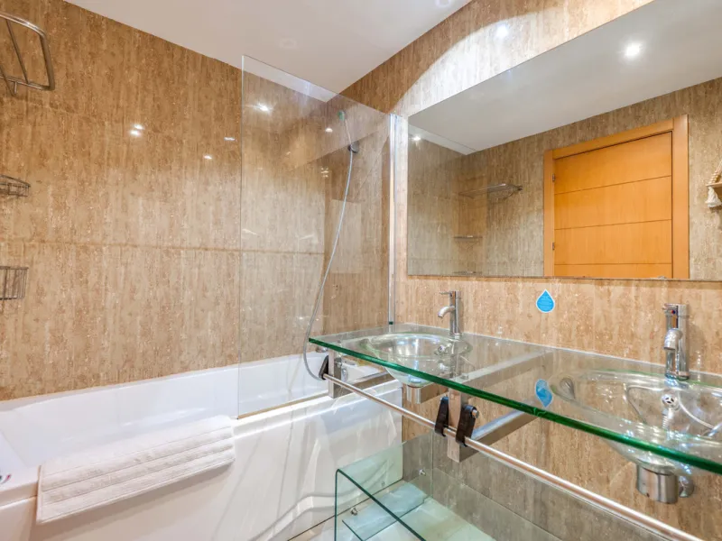 Located in the sought-after urbanisation Cortijo del Mar, this bright and well-presented 2-bedroom, 2-bathroom ground-floor apartment offers comfort, privacy, and excellent rental potential.
