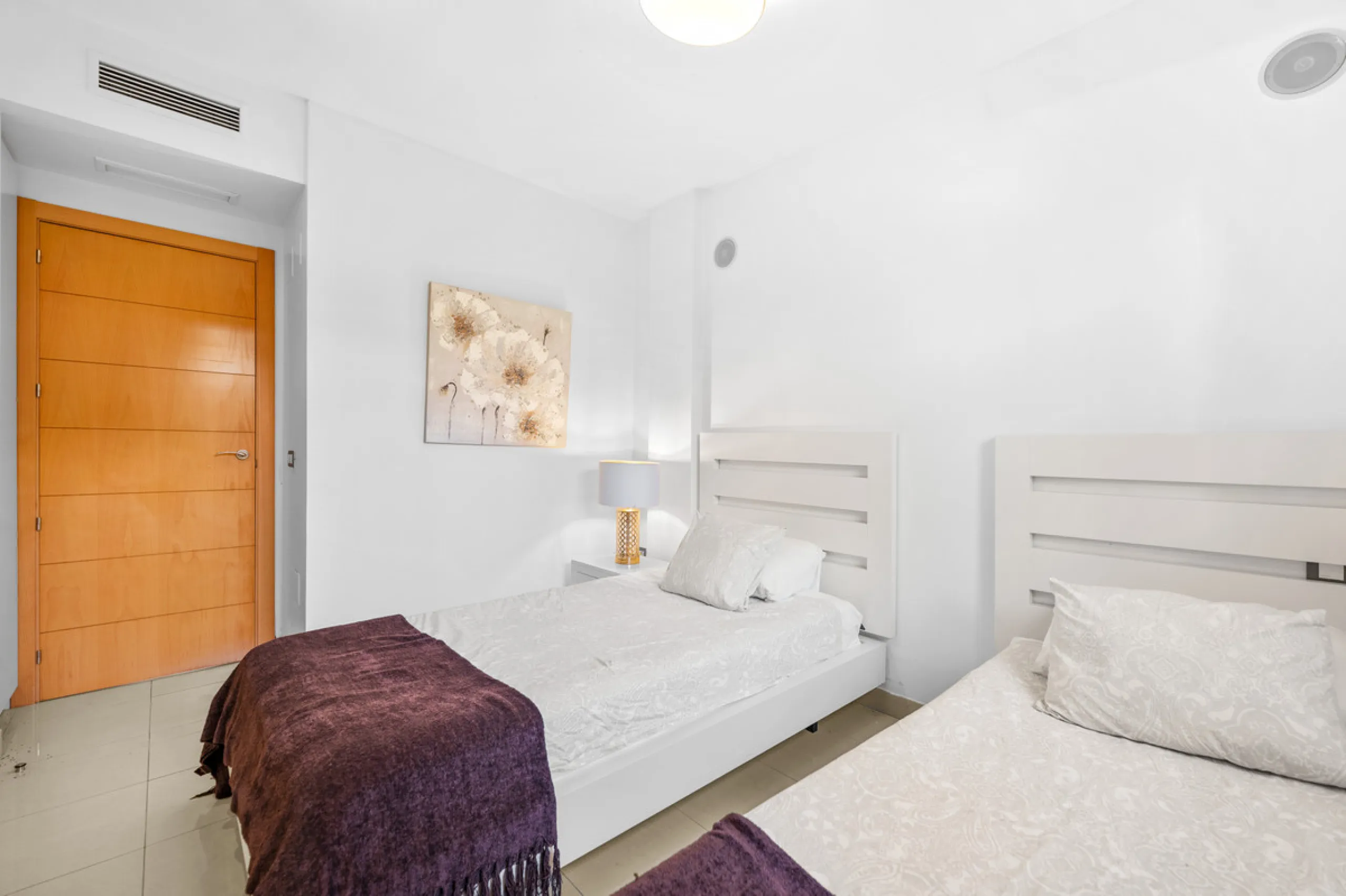 Located in the sought-after urbanisation Cortijo del Mar, this bright and well-presented 2-bedroom, 2-bathroom ground-floor apartment offers comfort, privacy, and excellent rental potential.