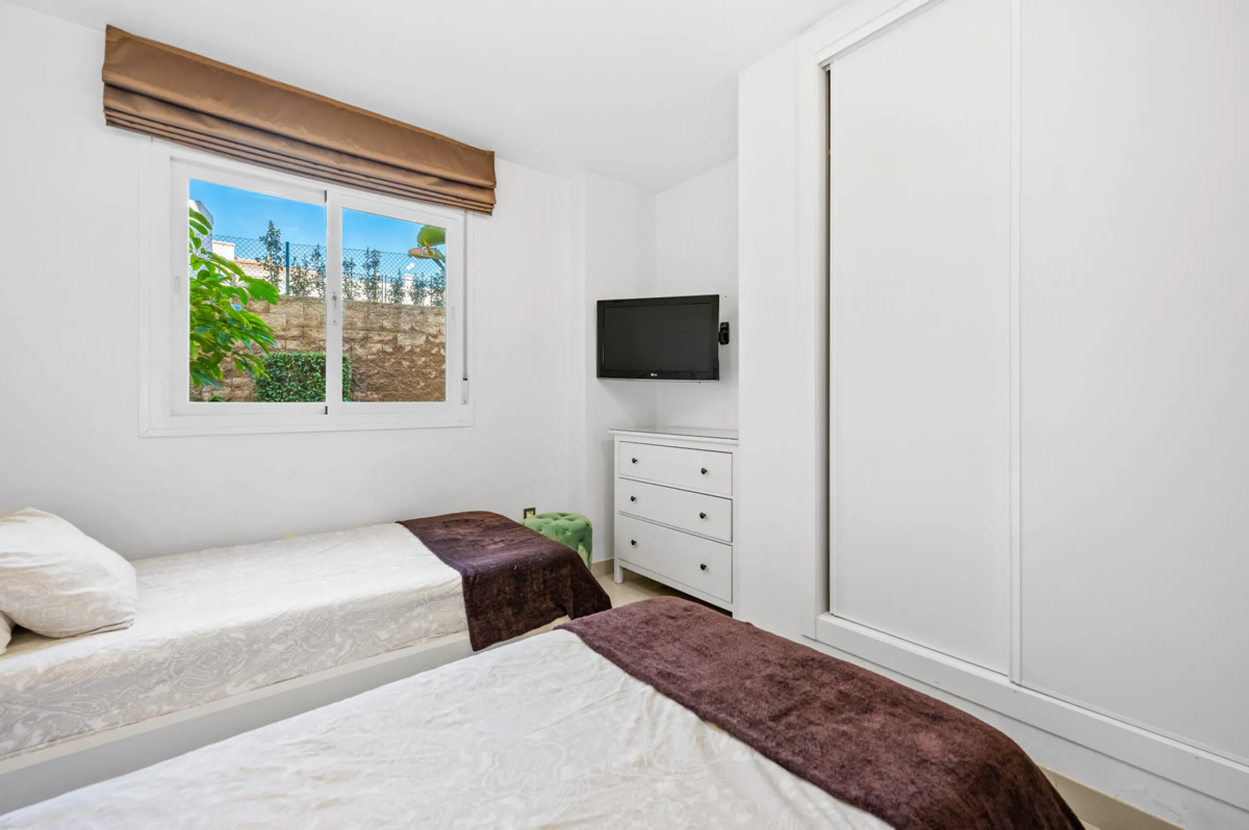 Located in the sought-after urbanisation Cortijo del Mar, this bright and well-presented 2-bedroom, 2-bathroom ground-floor apartment offers comfort, privacy, and excellent rental potential.