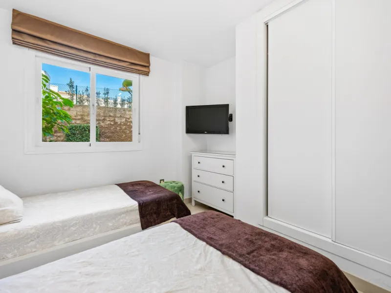Located in the sought-after urbanisation Cortijo del Mar, this bright and well-presented 2-bedroom, 2-bathroom ground-floor apartment offers comfort, privacy, and excellent rental potential.