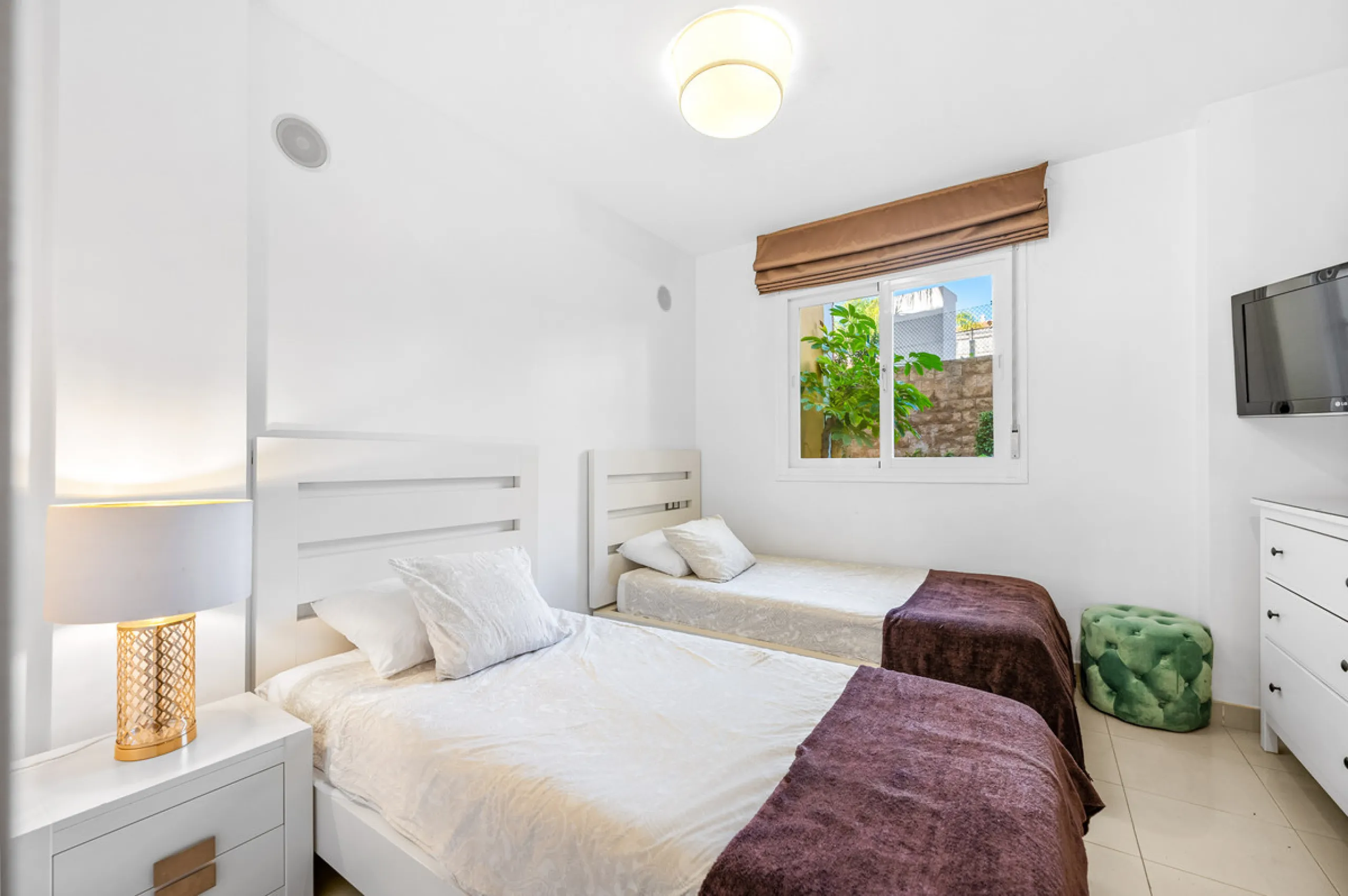 Located in the sought-after urbanisation Cortijo del Mar, this bright and well-presented 2-bedroom, 2-bathroom ground-floor apartment offers comfort, privacy, and excellent rental potential.