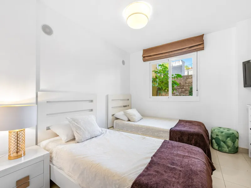Located in the sought-after urbanisation Cortijo del Mar, this bright and well-presented 2-bedroom, 2-bathroom ground-floor apartment offers comfort, privacy, and excellent rental potential.