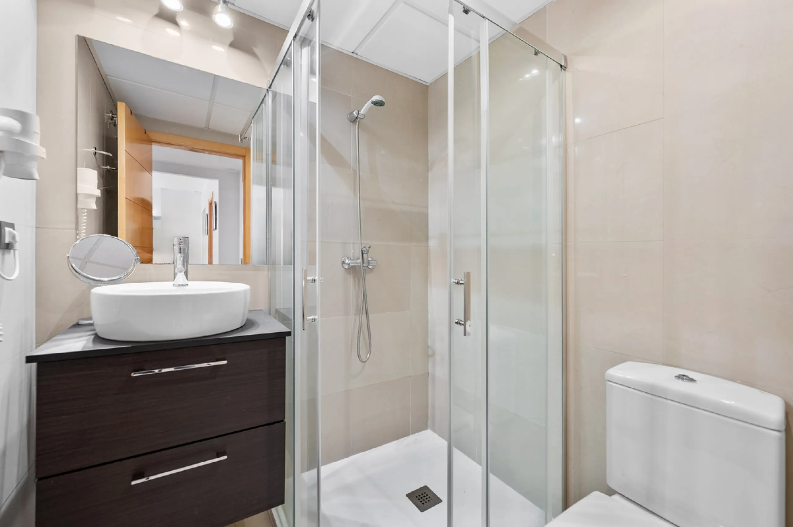 Located in the sought-after urbanisation Cortijo del Mar, this bright and well-presented 2-bedroom, 2-bathroom ground-floor apartment offers comfort, privacy, and excellent rental potential.