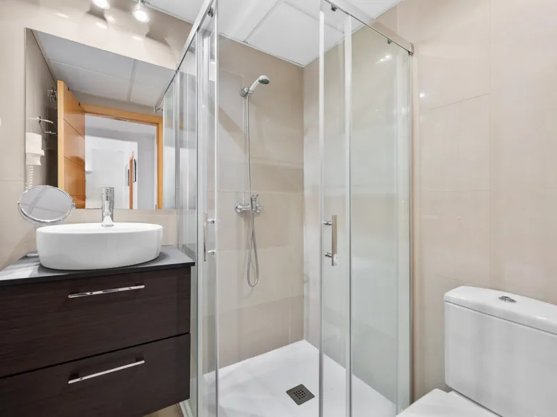 Located in the sought-after urbanisation Cortijo del Mar, this bright and well-presented 2-bedroom, 2-bathroom ground-floor apartment offers comfort, privacy, and excellent rental potential.