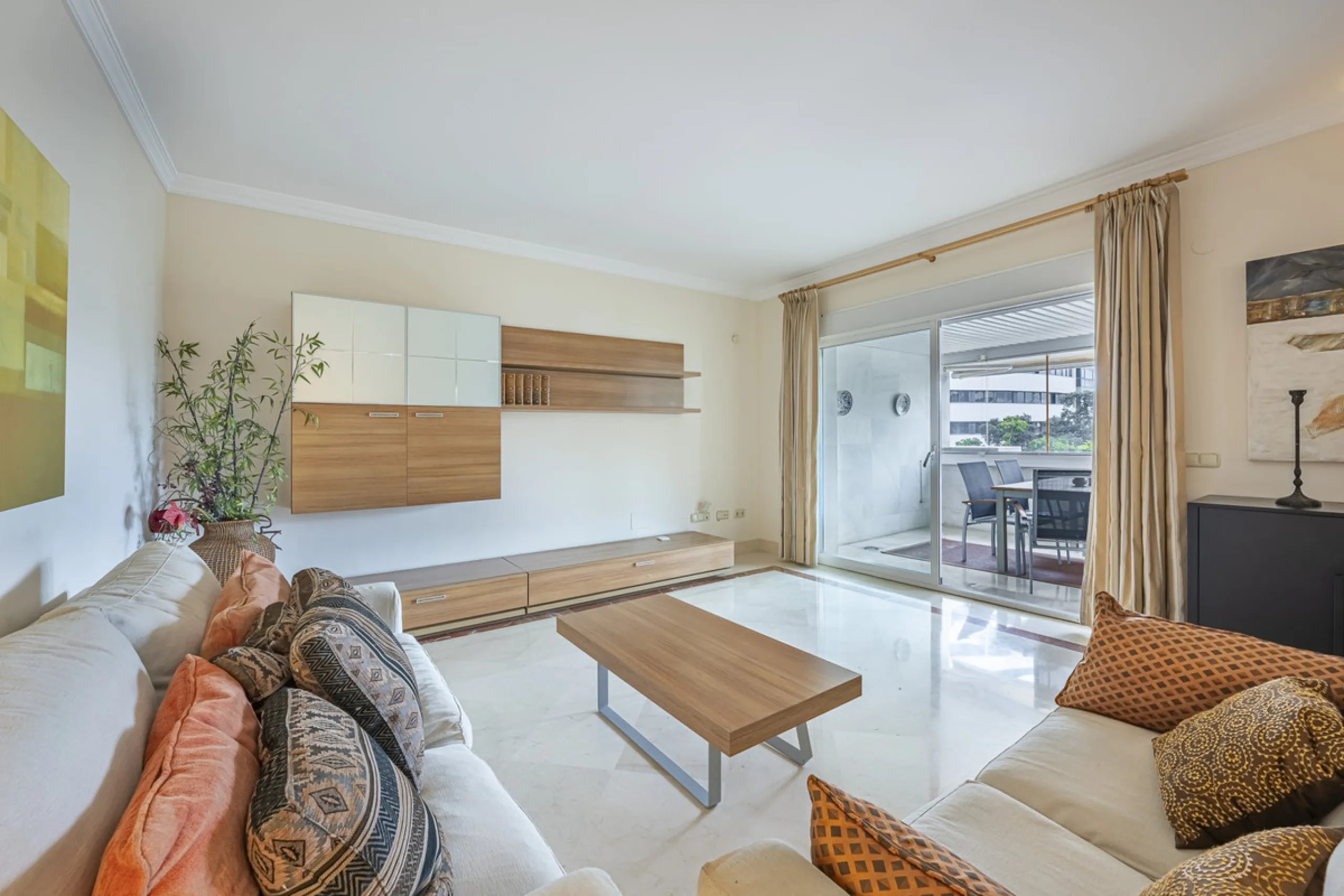 Apartment - Middle Floor Apartment в продаже в Marbella, Málaga. В доме 2 спален и 3 ванных комнат. Площадь дома 151 м²