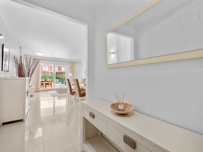 Located in the sought-after urbanisation Cortijo del Mar, this bright and well-presented 2-bedroom, 2-bathroom ground-floor apartment offers comfort, privacy, and excellent rental potential.