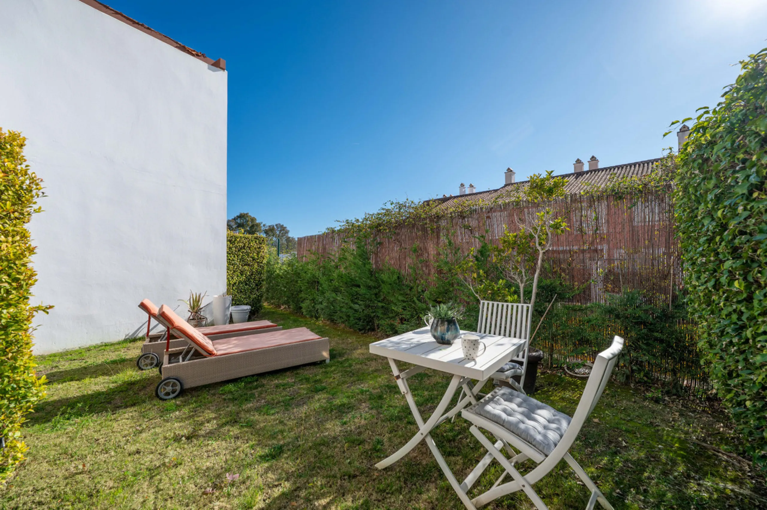 Located in the sought-after urbanisation Cortijo del Mar, this bright and well-presented 2-bedroom, 2-bathroom ground-floor apartment offers comfort, privacy, and excellent rental potential.