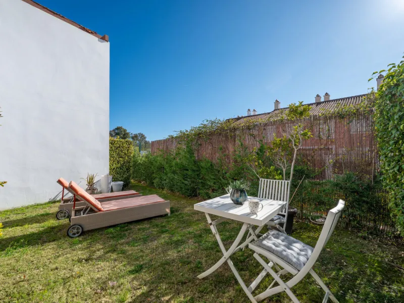 Located in the sought-after urbanisation Cortijo del Mar, this bright and well-presented 2-bedroom, 2-bathroom ground-floor apartment offers comfort, privacy, and excellent rental potential.
