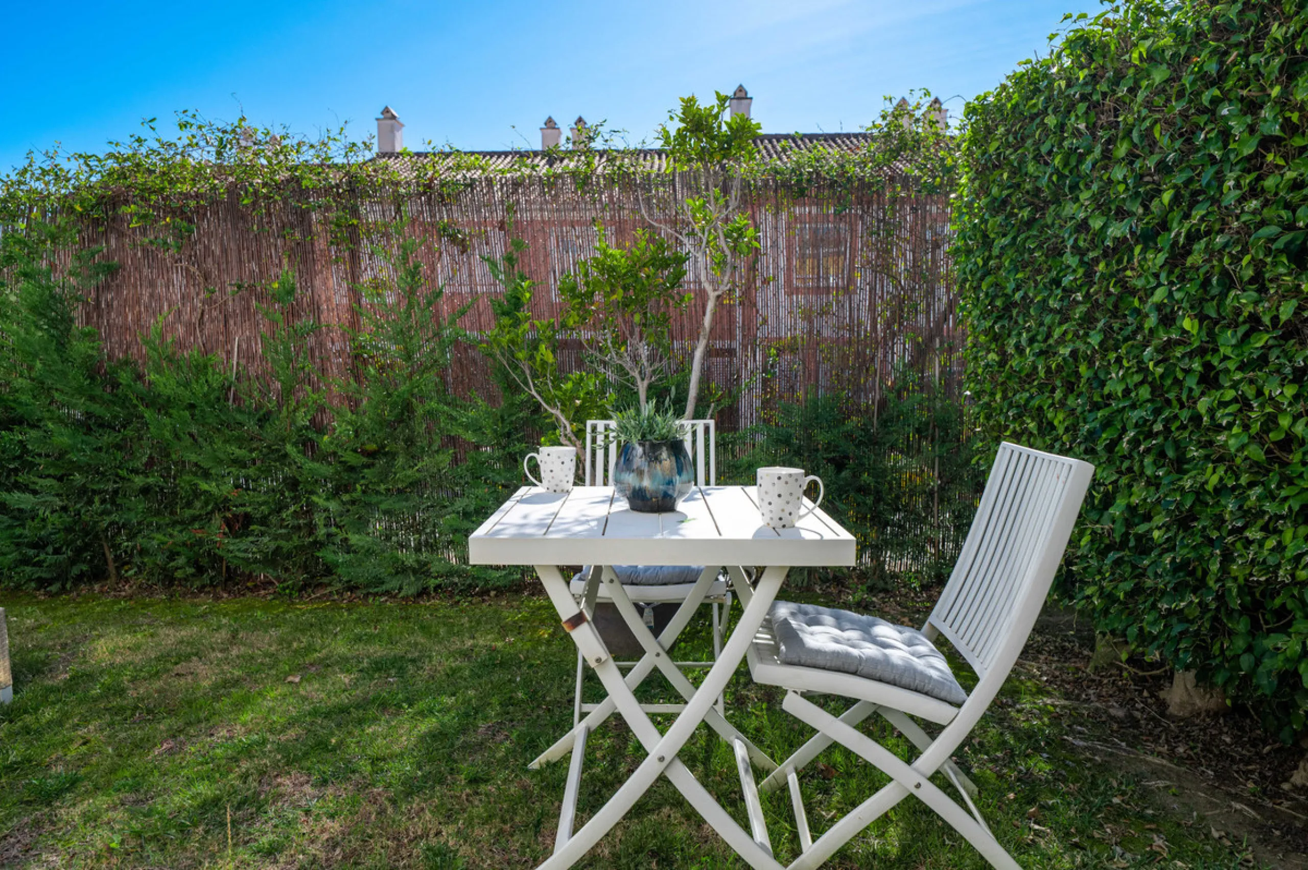 Located in the sought-after urbanisation Cortijo del Mar, this bright and well-presented 2-bedroom, 2-bathroom ground-floor apartment offers comfort, privacy, and excellent rental potential.