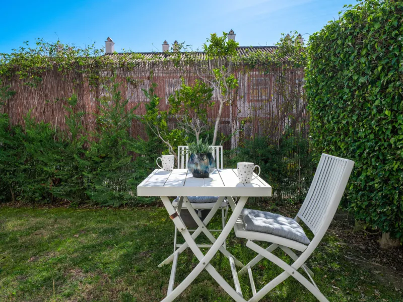 Located in the sought-after urbanisation Cortijo del Mar, this bright and well-presented 2-bedroom, 2-bathroom ground-floor apartment offers comfort, privacy, and excellent rental potential.