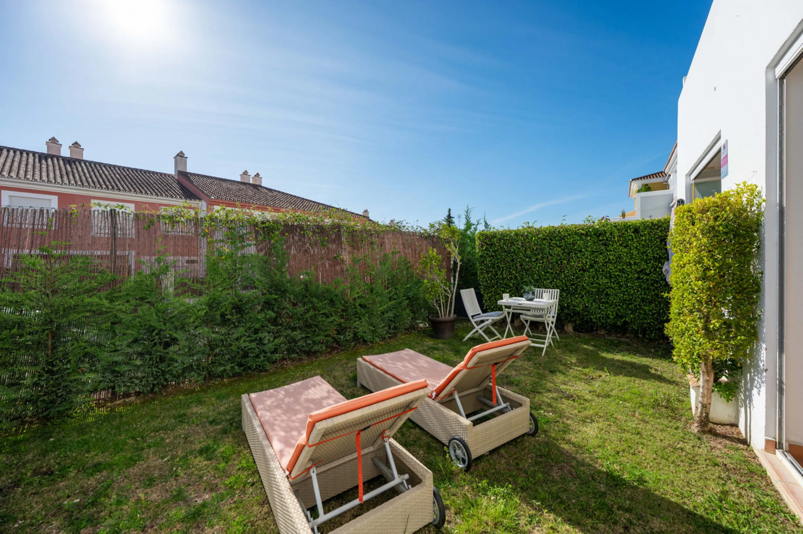 Located in the sought-after urbanisation Cortijo del Mar, this bright and well-presented 2-bedroom, 2-bathroom ground-floor apartment offers comfort, privacy, and excellent rental potential.