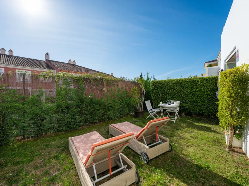 Located in the sought-after urbanisation Cortijo del Mar, this bright and well-presented 2-bedroom, 2-bathroom ground-floor apartment offers comfort, privacy, and excellent rental potential.