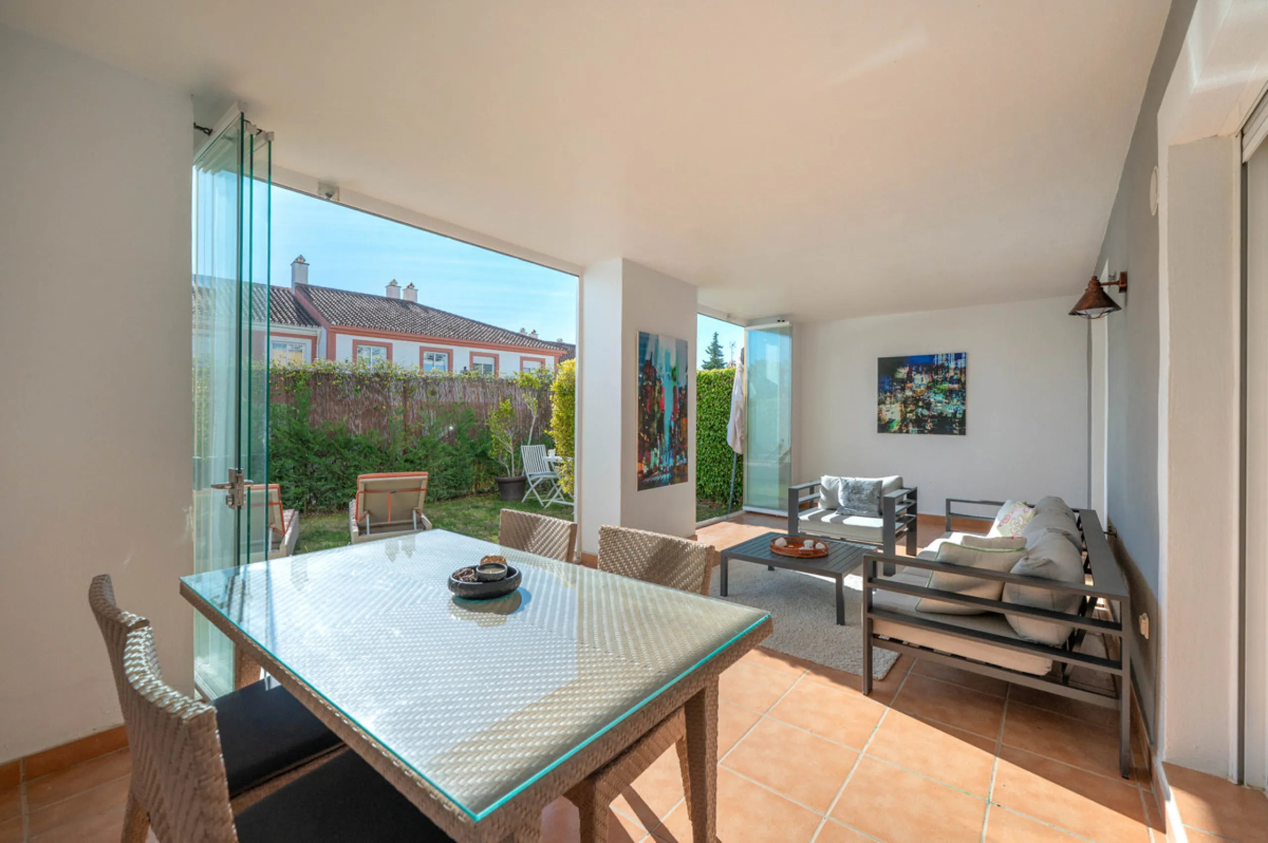 Located in the sought-after urbanisation Cortijo del Mar, this bright and well-presented 2-bedroom, 2-bathroom ground-floor apartment offers comfort, privacy, and excellent rental potential.