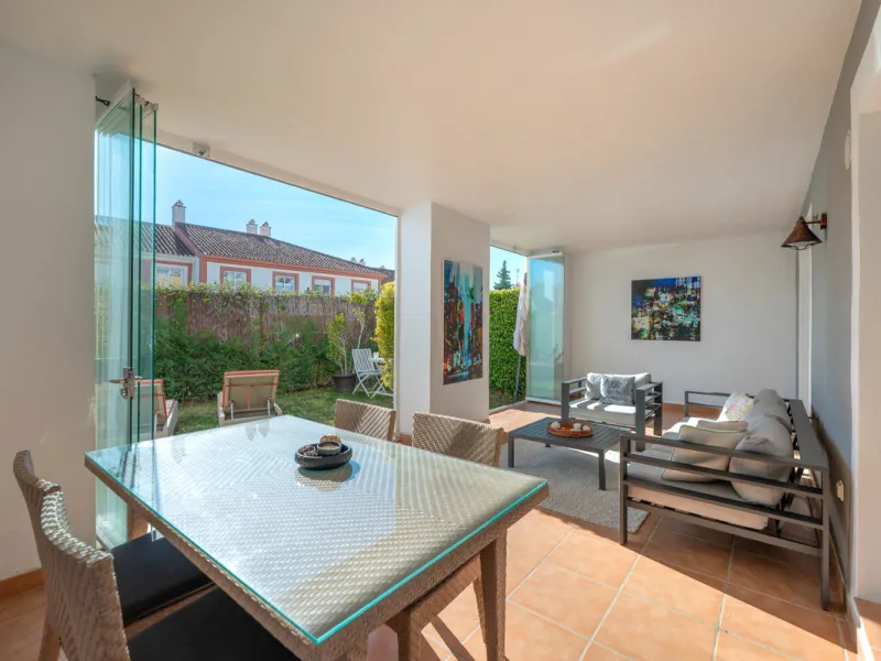 Located in the sought-after urbanisation Cortijo del Mar, this bright and well-presented 2-bedroom, 2-bathroom ground-floor apartment offers comfort, privacy, and excellent rental potential.