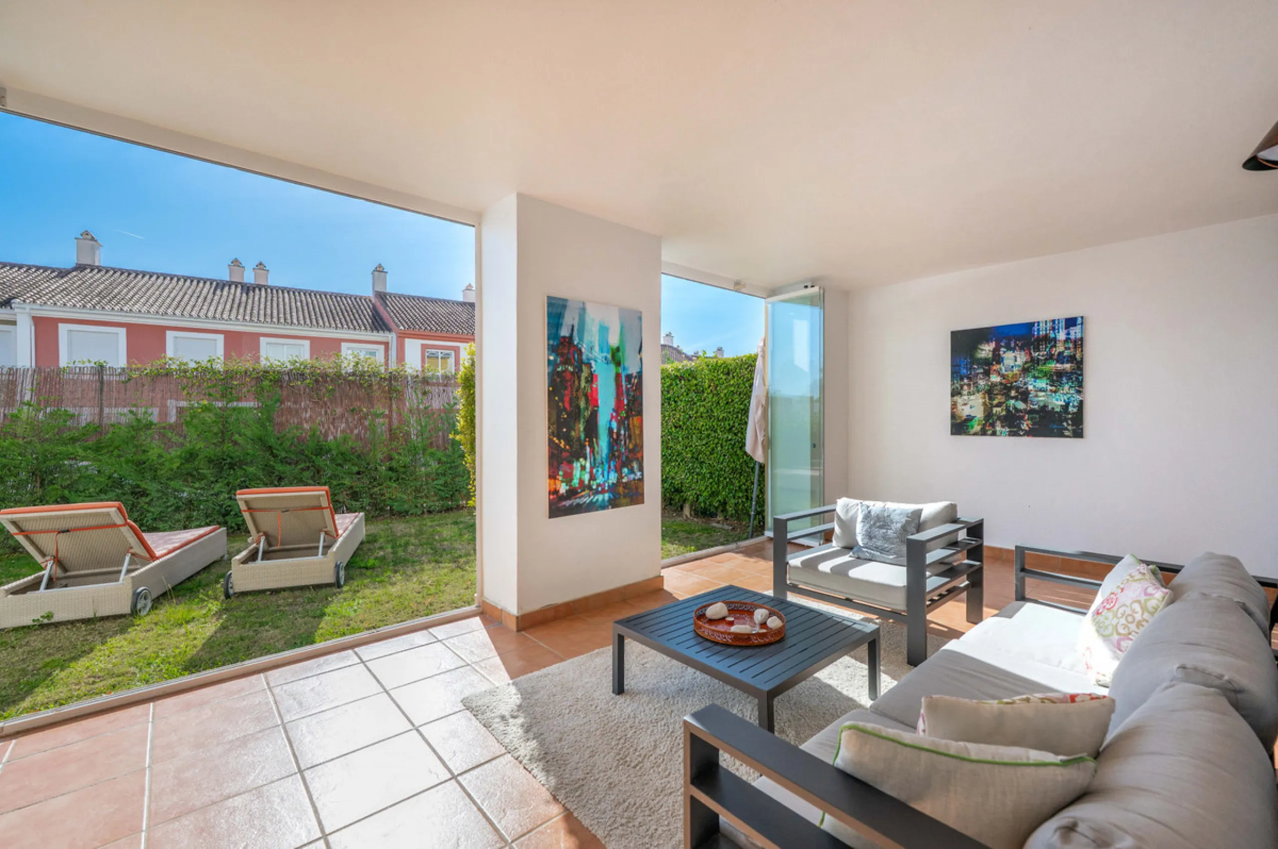Located in the sought-after urbanisation Cortijo del Mar, this bright and well-presented 2-bedroom, 2-bathroom ground-floor apartment offers comfort, privacy, and excellent rental potential.