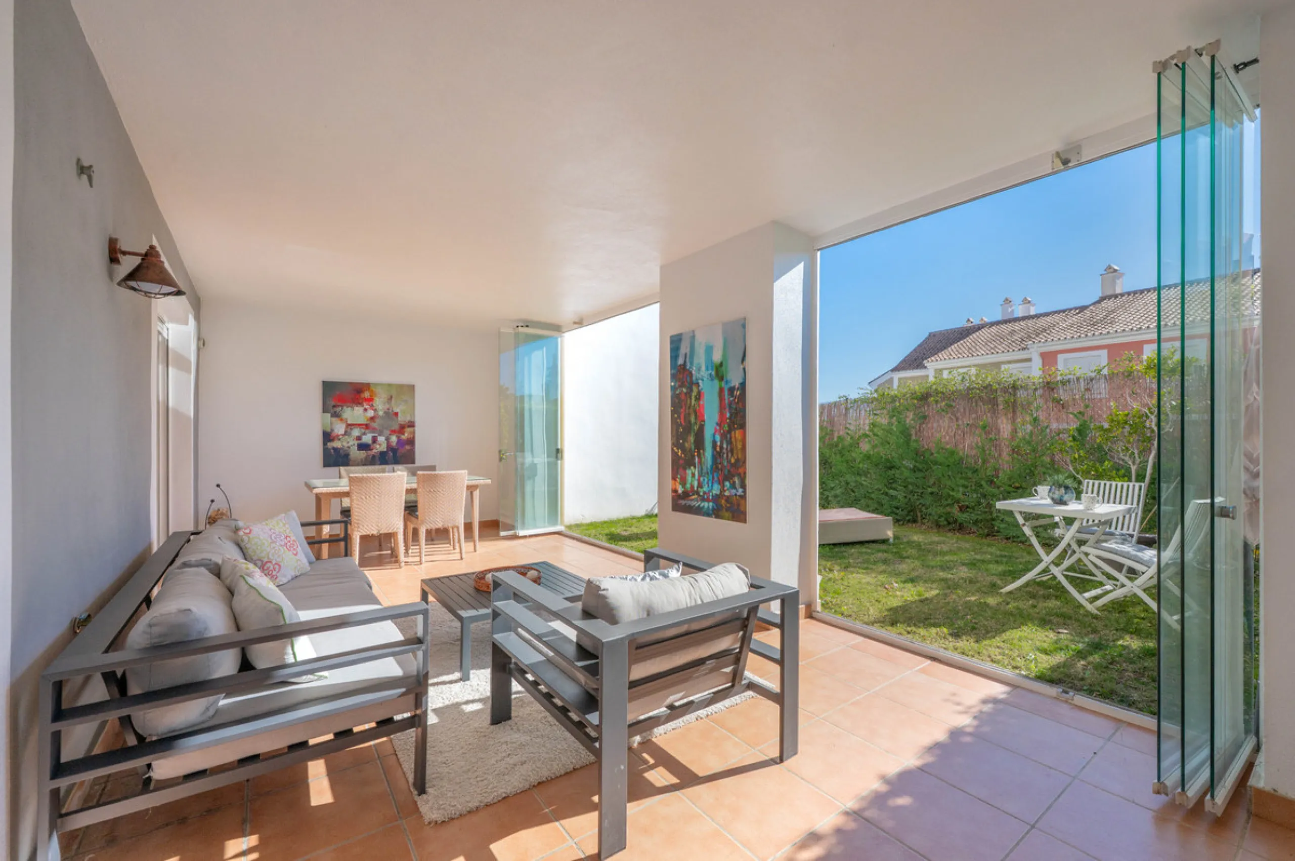 Located in the sought-after urbanisation Cortijo del Mar, this bright and well-presented 2-bedroom, 2-bathroom ground-floor apartment offers comfort, privacy, and excellent rental potential.