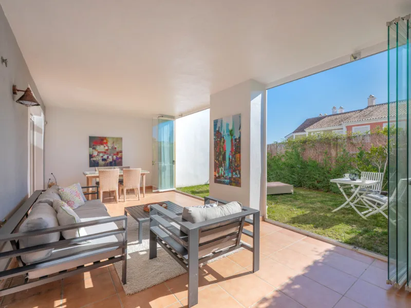 Located in the sought-after urbanisation Cortijo del Mar, this bright and well-presented 2-bedroom, 2-bathroom ground-floor apartment offers comfort, privacy, and excellent rental potential.