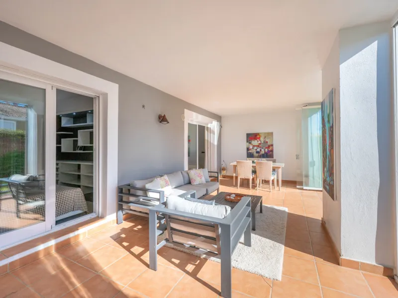Located in the sought-after urbanisation Cortijo del Mar, this bright and well-presented 2-bedroom, 2-bathroom ground-floor apartment offers comfort, privacy, and excellent rental potential.
