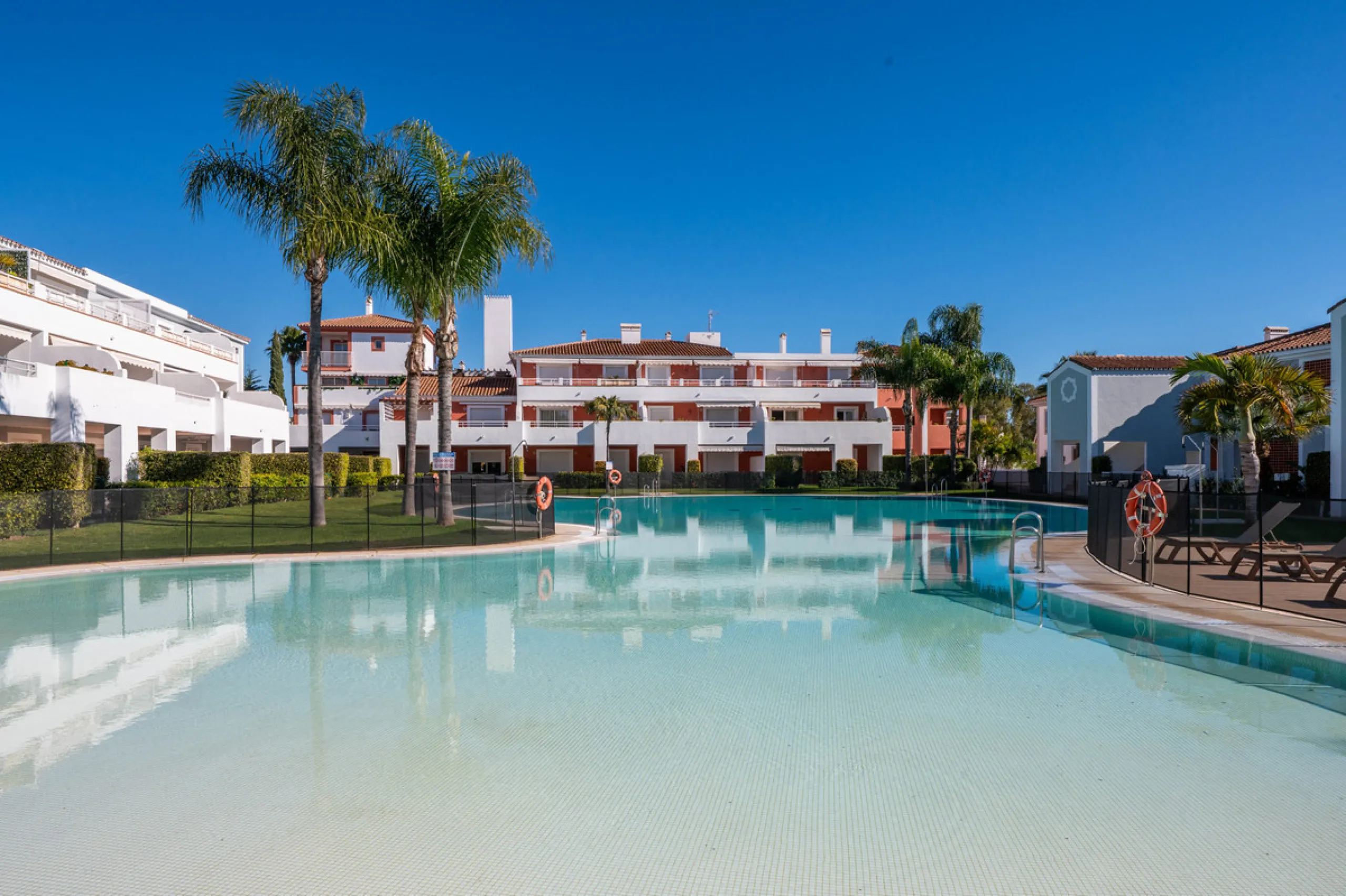 Located in the sought-after urbanisation Cortijo del Mar, this bright and well-presented 2-bedroom, 2-bathroom ground-floor apartment offers comfort, privacy, and excellent rental potential.