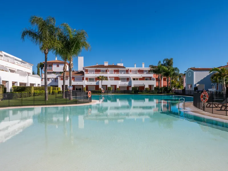 Located in the sought-after urbanisation Cortijo del Mar, this bright and well-presented 2-bedroom, 2-bathroom ground-floor apartment offers comfort, privacy, and excellent rental potential.