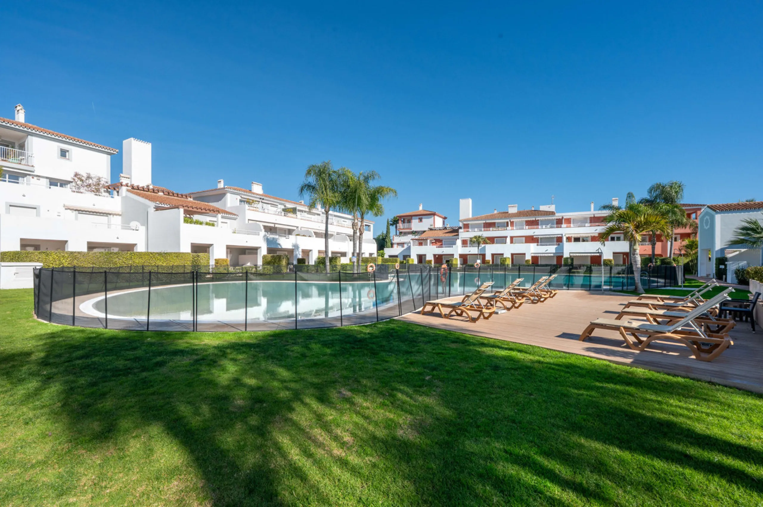 Located in the sought-after urbanisation Cortijo del Mar, this bright and well-presented 2-bedroom, 2-bathroom ground-floor apartment offers comfort, privacy, and excellent rental potential.