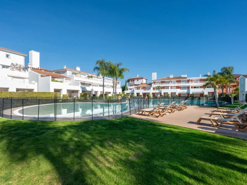 Located in the sought-after urbanisation Cortijo del Mar, this bright and well-presented 2-bedroom, 2-bathroom ground-floor apartment offers comfort, privacy, and excellent rental potential.