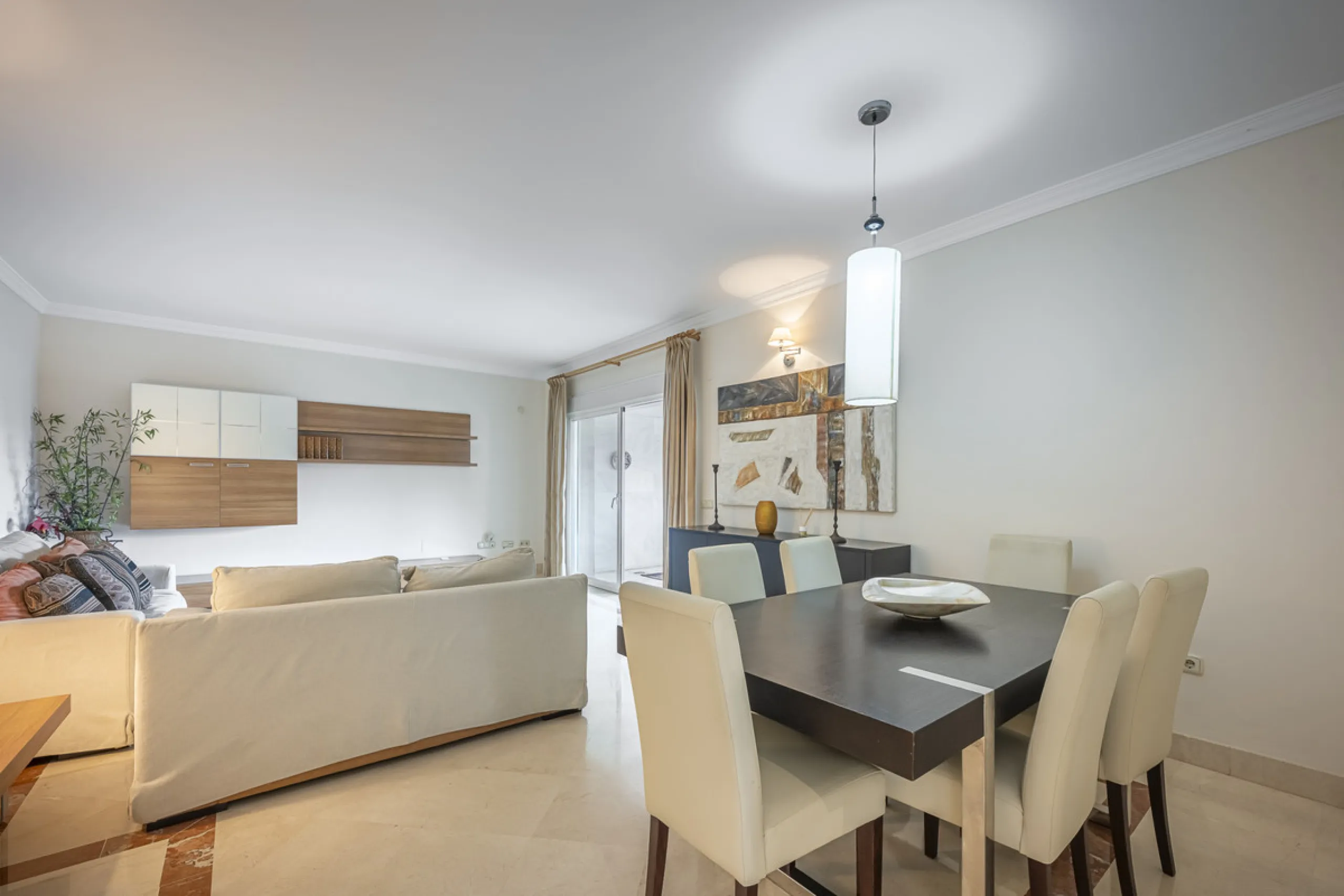 Apartment - Middle Floor Apartment в продаже в Marbella, Málaga. В доме 2 спален и 3 ванных комнат. Площадь дома 151 м²