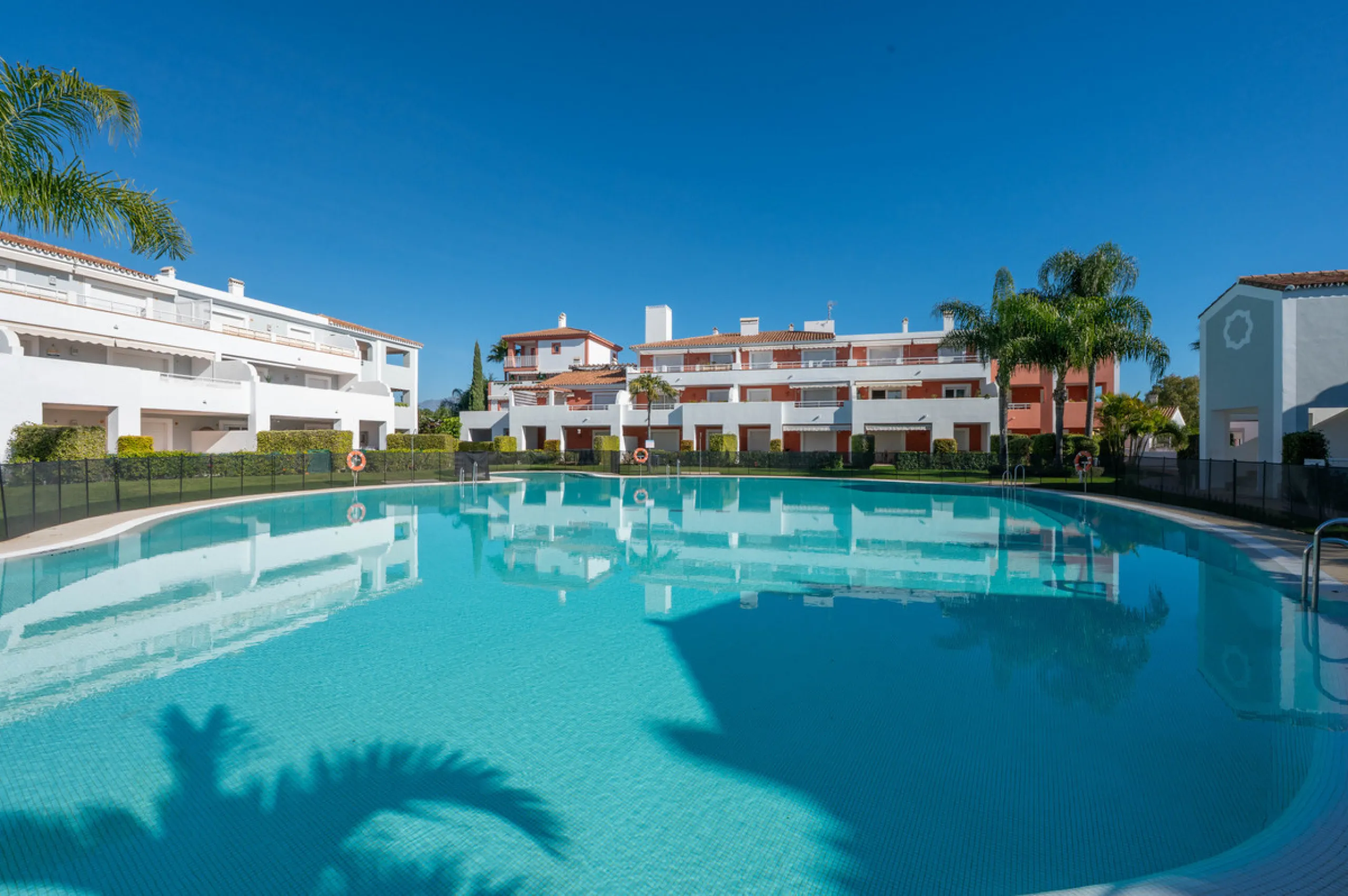 Located in the sought-after urbanisation Cortijo del Mar, this bright and well-presented 2-bedroom, 2-bathroom ground-floor apartment offers comfort, privacy, and excellent rental potential.
