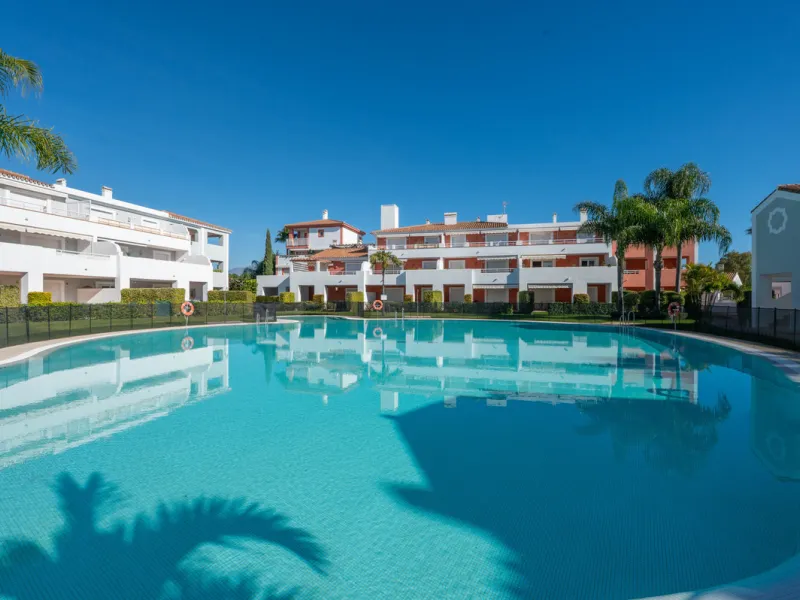 Located in the sought-after urbanisation Cortijo del Mar, this bright and well-presented 2-bedroom, 2-bathroom ground-floor apartment offers comfort, privacy, and excellent rental potential.