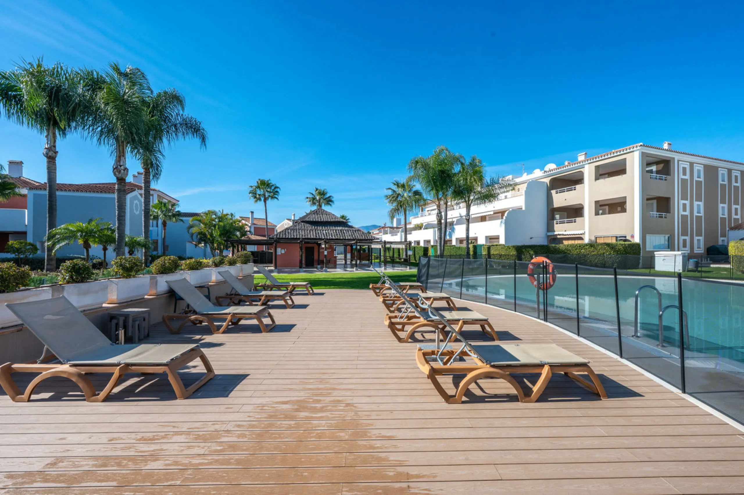 Located in the sought-after urbanisation Cortijo del Mar, this bright and well-presented 2-bedroom, 2-bathroom ground-floor apartment offers comfort, privacy, and excellent rental potential.