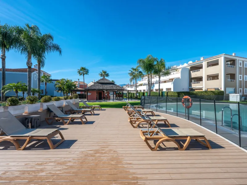 Located in the sought-after urbanisation Cortijo del Mar, this bright and well-presented 2-bedroom, 2-bathroom ground-floor apartment offers comfort, privacy, and excellent rental potential.