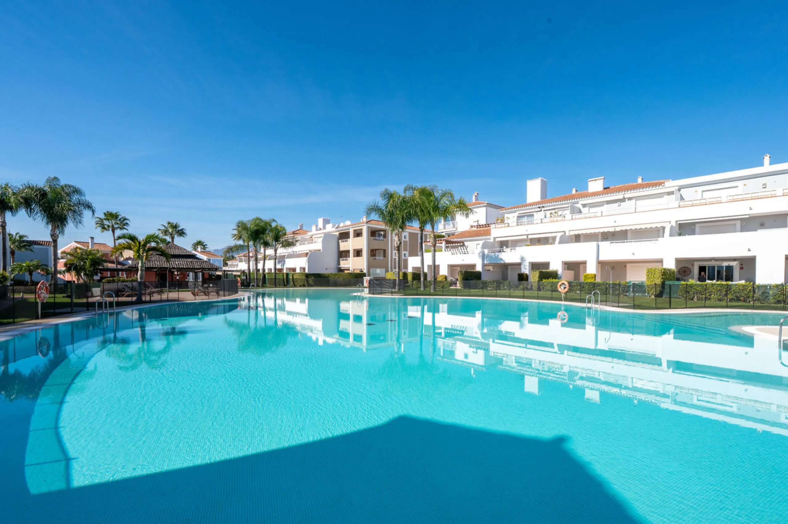 Located in the sought-after urbanisation Cortijo del Mar, this bright and well-presented 2-bedroom, 2-bathroom ground-floor apartment offers comfort, privacy, and excellent rental potential.