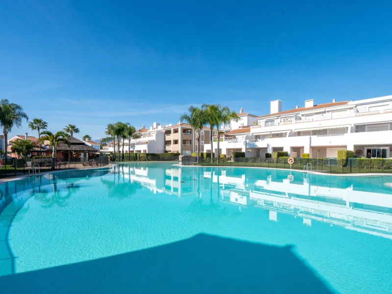 Located in the sought-after urbanisation Cortijo del Mar, this bright and well-presented 2-bedroom, 2-bathroom ground-floor apartment offers comfort, privacy, and excellent rental potential.