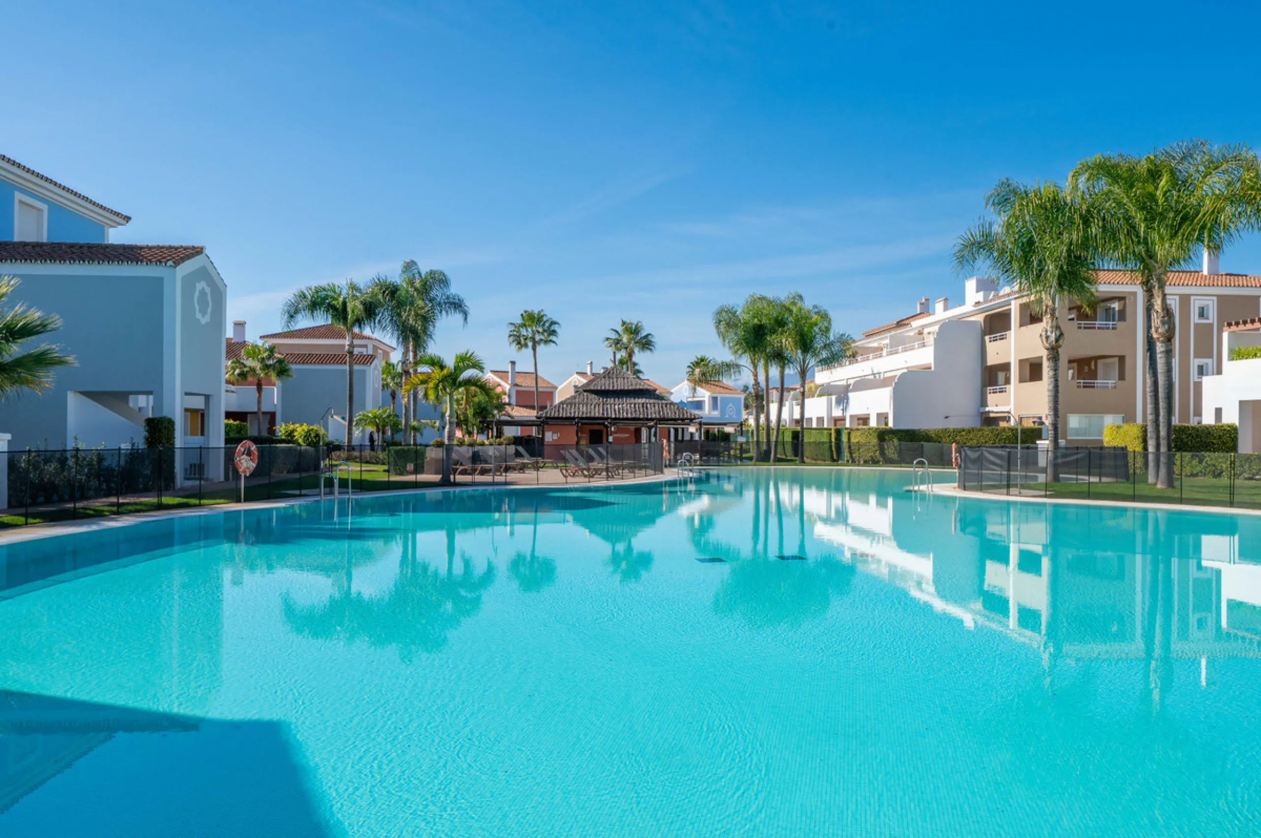 Located in the sought-after urbanisation Cortijo del Mar, this bright and well-presented 2-bedroom, 2-bathroom ground-floor apartment offers comfort, privacy, and excellent rental potential.