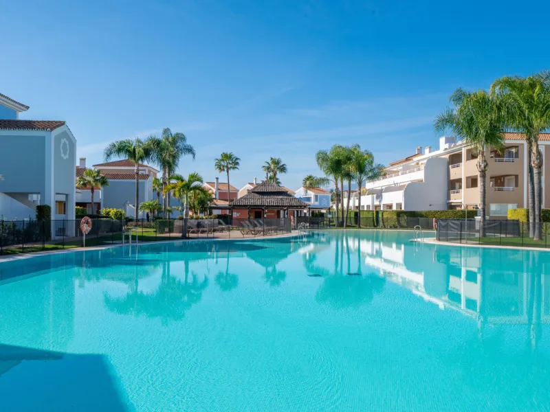 Located in the sought-after urbanisation Cortijo del Mar, this bright and well-presented 2-bedroom, 2-bathroom ground-floor apartment offers comfort, privacy, and excellent rental potential.